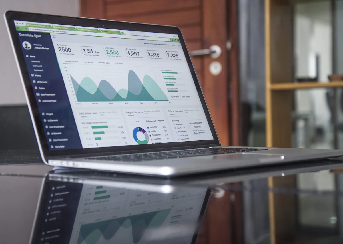 Profissional utilizando notebook com dashboard e dados corporativos